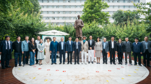 西北高等教育奠基人、中国现代医学先驱徐诵明雕像在好博体育落成 西北高等教育奠基人、中国现代医学先驱徐诵明雕像在好博体育落成