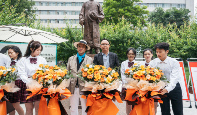 西北高等教育奠基人、中国现代医学先驱徐诵明雕像在好博体育落成 西北高等教育奠基人、中国现代医学先驱徐诵明雕像在好博体育落成