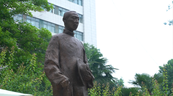 西北高等教育奠基人、中国现代医学先驱徐诵明雕像在好博体育落成 西北高等教育奠基人、中国现代医学先驱徐诵明雕像在好博体育落成