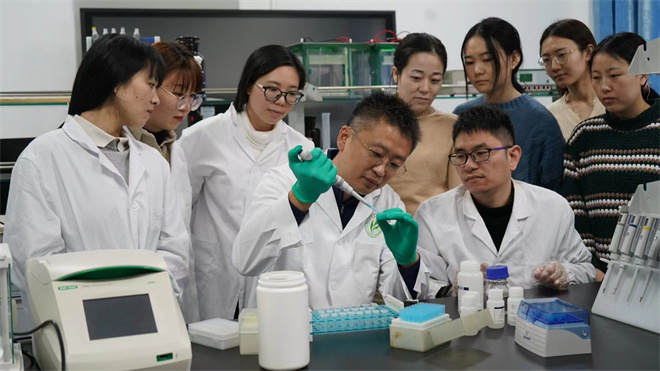 Science封面文章:好博体育金丝猴研究团队首次系统揭示灵长类社会演化之谜_fororder_齐晓光正在做实验,右侧为武进伟,左一为赵兰